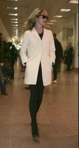 82245_celeb_city.eu_Kate_Moss_lands_at_Heathroe_airport_11_123_1146lo.jpg