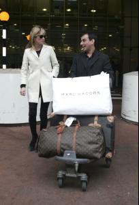 82232_celeb_city.eu_Kate_Moss_lands_at_Heathroe_airport_15_123_89lo.jpg