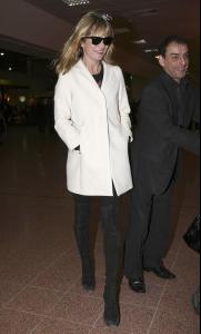 82127_celeb_city.eu_Kate_Moss_lands_at_Heathroe_airport_07_123_916lo.jpg