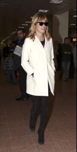 82039_celeb_city.eu_Kate_Moss_lands_at_Heathroe_airport_03_123_11lo.jpg