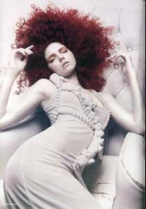 V_Mag_2005_Summer_Whites_03.jpg