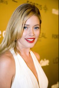 41384_celeb_city.eu_Doutzen_Kroes_Prix_de_la_Mode_in_Amsterdam_11_15_2007_004_123_866lo.jpg