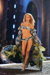 1116_victorias_secret_runway_05.jpg