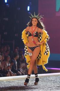 1116_victorias_secret_runway_03.jpg