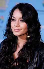 celeb-city.eu_Vanessa_Hudgens_High_School_Musical_2_DVD_premiere_11-19-2007_006.jpg