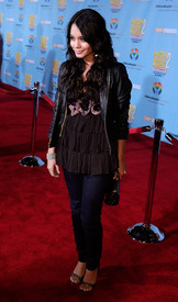 celeb-city.eu_Vanessa_Hudgens_High_School_Musical_2_DVD_premiere_11-19-2007_007.jpg