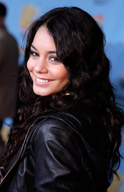 celeb-city.eu_Vanessa_Hudgens_High_School_Musical_2_DVD_premiere_11-19-2007_008.jpg