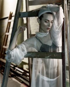 ShalomVogue_UK_Jan07byjaviervallhonrat2.jpg