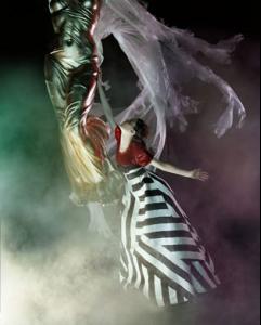 ShalomVogue_UK_Jan07byjaviervallhonrat3.jpg