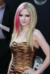 Avril_Lavigne_2007_American_Music_Awards_Arrivals_15_123_424lo.jpg
