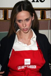 42125_Celebutopia_Jennifer_Love_Hewitt_Crossroads_of_Hope_mission_in_Los_Angeles_06_122_227lo.jpg