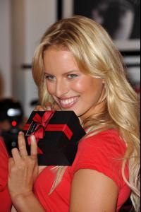 00423_Celebutopia_Karolina_Kurkova_Victoria87s_Secret_Angels_share_favorite_holiday_gift_picks_01_122_253lo.jpg