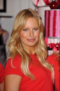 00124_Celebutopia_Karolina_Kurkova_Victoria20s_Secret_Angels_share_favorite_holiday_gift_picks_02_122_550lo.jpg