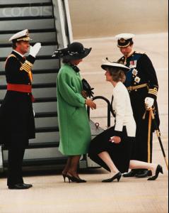 Princess_Diana_Curtsying_to_Spanish_Royals.jpg