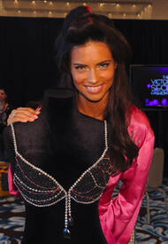 victoria_secret_fashion_show_backstage_030.jpg