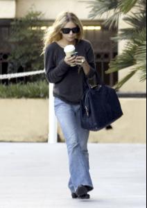 13_november_Ashley_out_and_about_in_Hollywood_01.jpg