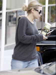 13_november_Ashley_out_and_about_in_Hollywood_02.jpg