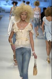 caroline_D___G_Spring_2006_Ready_to_Wear2.jpg