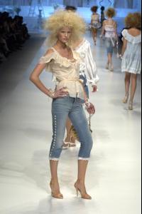 caroline_D___G_Spring_2006_Ready_to_Wear3.jpg