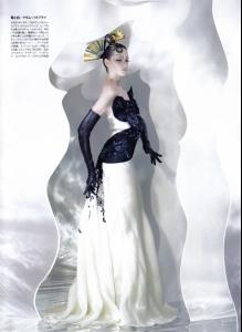 sarra_Harper__s_Bazaar_Japan_September_2007_unfoldingdrama_byTakashiMiezaki_tfs__mma3.jpg