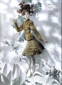 sarra_Harper__s_Bazaar_Japan_September_2007_unfoldingdrama_byTakashiMiezaki_tfs__mma5.jpg