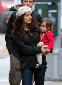 Salma_Hayek_with_Valentina_02.jpg