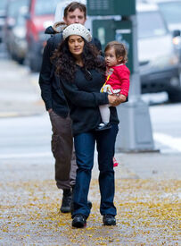 Salma_Hayek_with_Valentina_04.jpg