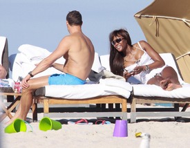 Naomi_Campbell_and_her_billionaire_boyfriend_Vladimir_Doronin_relaxing_on_the_beach_in_Miami_03.jpg