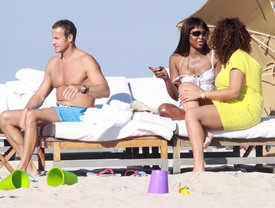 Naomi_Campbell_and_her_billionaire_boyfriend_Vladimir_Doronin_relaxing_on_the_beach_in_Miami_07.jpg