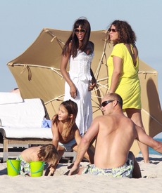 Naomi_Campbell_and_her_billionaire_boyfriend_Vladimir_Doronin_relaxing_on_the_beach_in_Miami_10.jpg