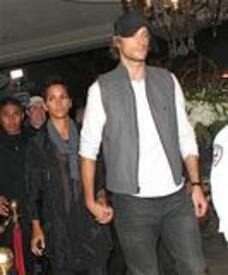 th_celebrity-paradise.com-The_Elder-Halle_Berry_2009_-11-07_-_going_to_the_movies_in_Hollywood_374.jpg