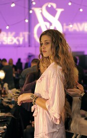 et_Fashion_Show.BACKSTAGE.Hair_And_Makeup.11_19_2009.HQ3.jpg