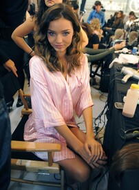 t_Fashion_Show.BACKSTAGE.Hair_And_Makeup.11_19_2009.HQ28.jpg