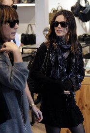 Preppie_-_Rachel_Bilson_shopping_at_J_Crew_in_The_Grove_shopping_center_in_Los_Angeles_-_Nov._18_2009_165.jpg