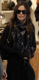 Preppie_-_Rachel_Bilson_shopping_at_J_Crew_in_The_Grove_shopping_center_in_Los_Angeles_-_Nov._18_2009_276.jpg