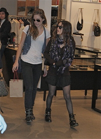 Preppie_-_Rachel_Bilson_shopping_at_J_Crew_in_The_Grove_shopping_center_in_Los_Angeles_-_Nov._18_2009_4434.jpg