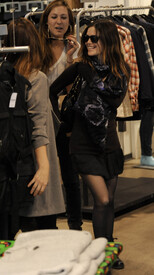 Preppie_-_Rachel_Bilson_shopping_at_J_Crew_in_The_Grove_shopping_center_in_Los_Angeles_-_Nov._18_2009_486.jpg