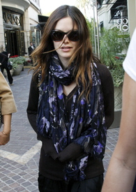 Preppie_-_Rachel_Bilson_shopping_at_J_Crew_in_The_Grove_shopping_center_in_Los_Angeles_-_Nov._18_2009_5406.JPG