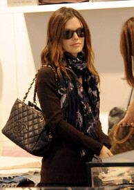 Preppie_-_Rachel_Bilson_shopping_at_J_Crew_in_The_Grove_shopping_center_in_Los_Angeles_-_Nov._18_2009_596.jpg