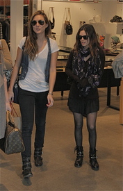 Preppie_-_Rachel_Bilson_shopping_at_J_Crew_in_The_Grove_shopping_center_in_Los_Angeles_-_Nov._18_2009_7444.jpg