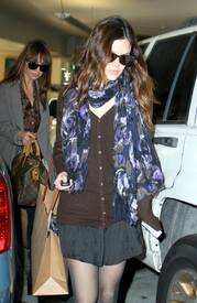 Preppie_-_Rachel_Bilson_shopping_at_J_Crew_in_The_Grove_shopping_center_in_Los_Angeles_-_Nov._18_2009_8235.jpg