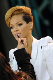 rihanna_gma_623.jpg