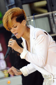 rihanna_gma_6282.jpg