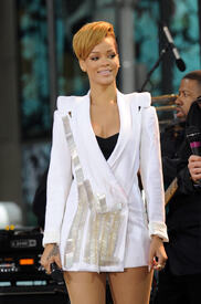 rihanna_gma_497.jpg