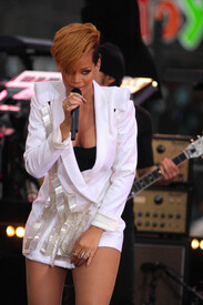 rihanna_gma_2627.jpg