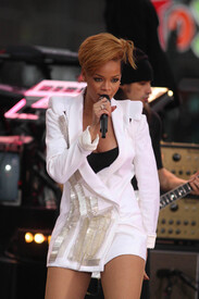 rihanna_gma_1711.jpg