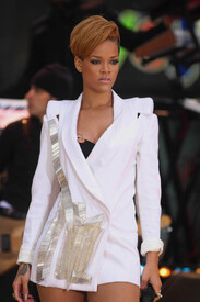 rihanna_gma_1963.jpg