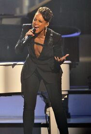 Alicia_Keys_2009_American_Music_Awards-OnStage_LA_221109_006.jpg