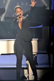 Alicia_Keys_2009_American_Music_Awards-OnStage_LA_221109_008.jpg