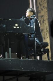 Alicia_Keys_2009_American_Music_Awards-OnStage_LA_221109_009.jpg